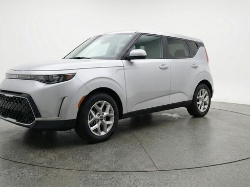 Used 2025 Kia Soul LX w/ LX Technology Package FWD image 3