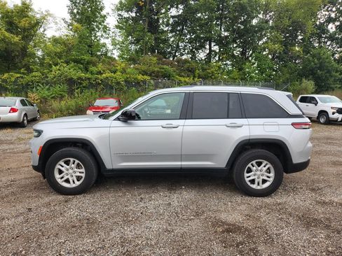 Used 2024 Jeep Grand Cherokee Laredo AWD/4WD image 8