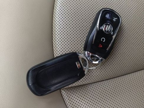 Used 2020 Buick Envision Essence AWD/4WD image 32