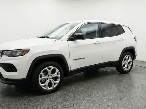 Used 2025 Jeep Compass Latitude image 3