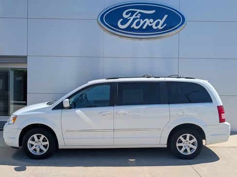 Used 2010 Chrysler Town & Country Touring w/ Family Value Group FWD image 3
