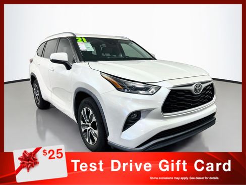 Used 2021 Toyota Highlander XLE FWD image 1