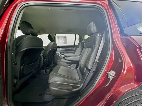 Used 2023 Jeep Grand Cherokee L Laredo image 27