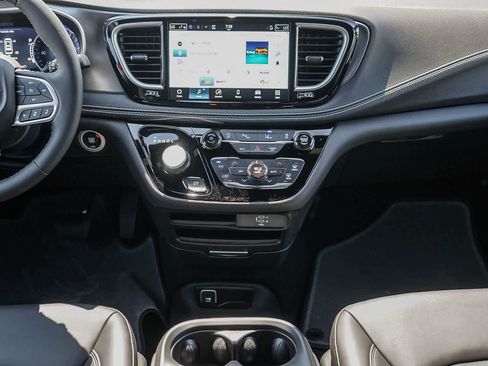 New 2026 Chrysler Pacifica Select image 14