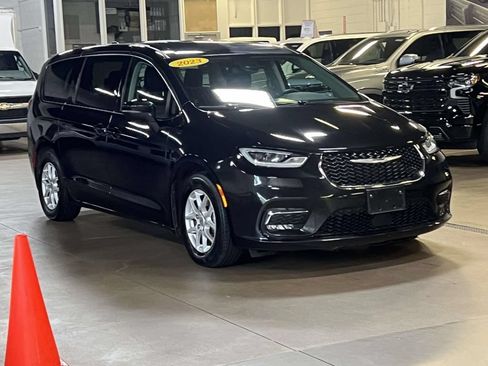 Used 2023 Chrysler Pacifica Touring-L FWD image 7