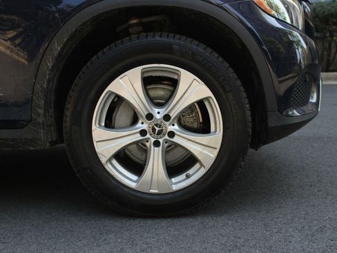 Used 2018 Mercedes-Benz GLC 300 4MATIC image 4