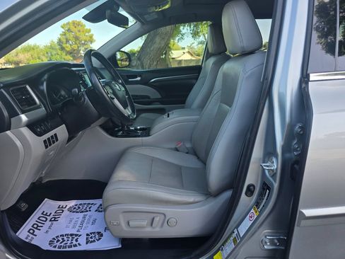 Used 2018 Toyota Highlander Limited w/ Carpet Mat Package (TMS) FWD image 25