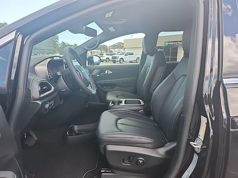 New 2026 Chrysler Pacifica Select FWD image 25
