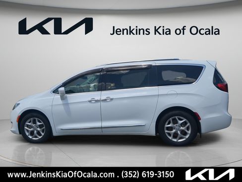 Used 2018 Chrysler Pacifica Touring-L Plus FWD image 5