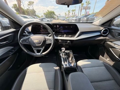Used 2025 Chevrolet Trax LT w/ LT Convenience Package FWD image 21