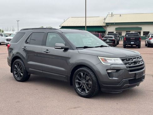 Used 2018 Ford Explorer XLT w/ Equipment Group 202A AWD/4WD image 31