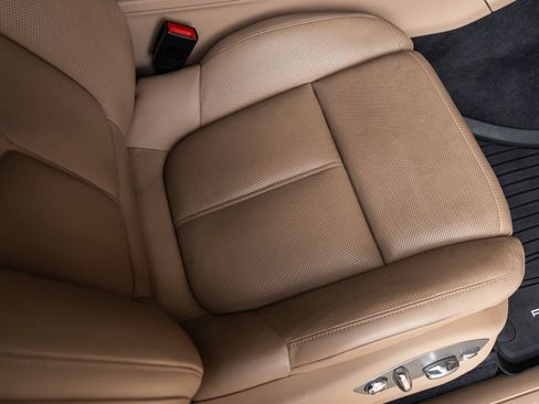 Certified 2024 Porsche Macan AWD/4WD image 41