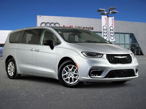 Used 2024 Chrysler Pacifica Touring-L FWD image 1