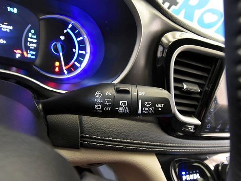 Used 2024 Chrysler Pacifica Limited FWD image 35
