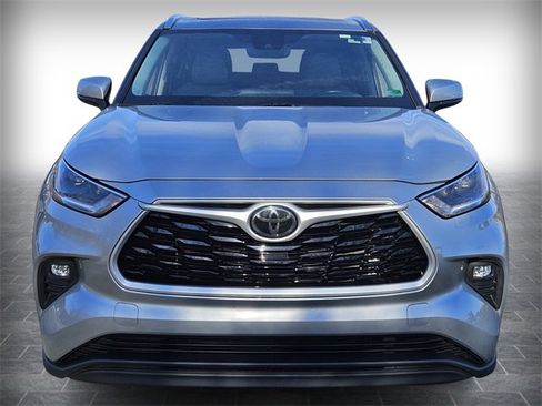 Used 2021 Toyota Highlander XLE image 2