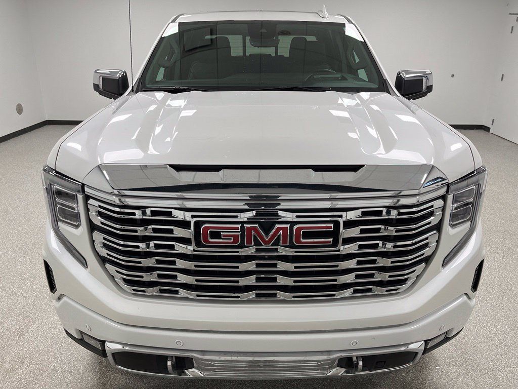 Used 2023 GMC Sierra 1500 Denali w/ Denali Reserve Package AWD/4WD image 3