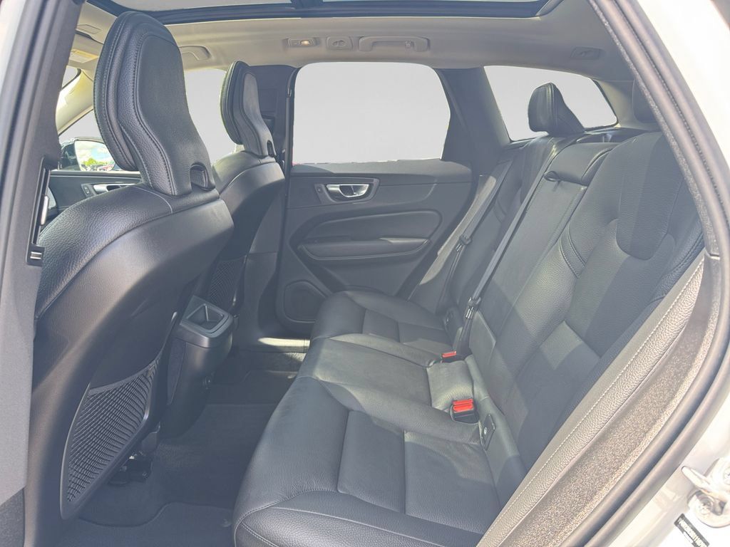 Used 2025 Volvo XC60 B5 Plus AWD/4WD image 13