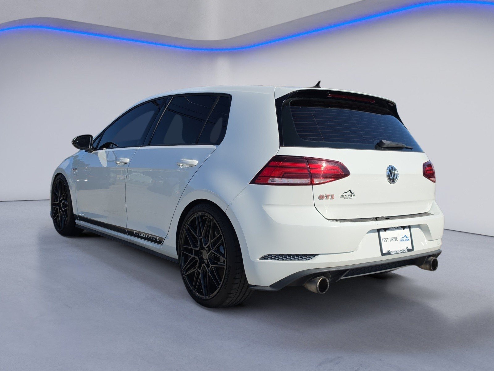 Used 2018 Volkswagen GTI SE FWD image 3