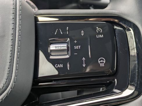 Certified 2025 Land Rover Range Rover Velar Dynamic SE image 17