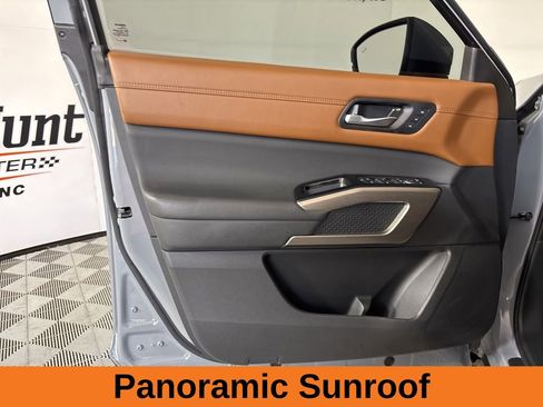 Used 2025 Nissan Pathfinder Platinum AWD/4WD image 9