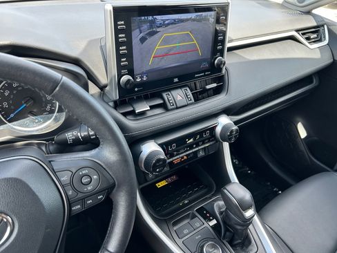 Used 2022 Toyota RAV4 XLE Premium image 20