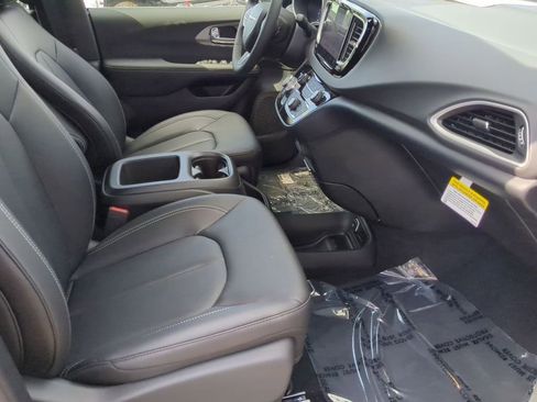 New 2025 Chrysler Voyager LX image 28