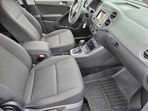 Used 2017 Volkswagen Tiguan S image 18