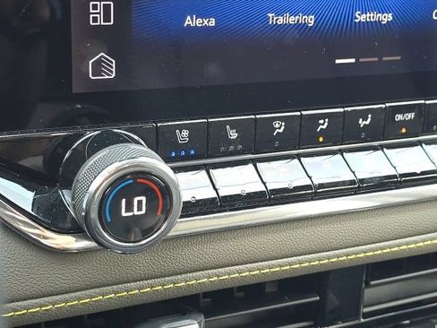 Used 2025 Chevrolet Colorado ZR2 w/ Midnight Edition AWD/4WD image 35