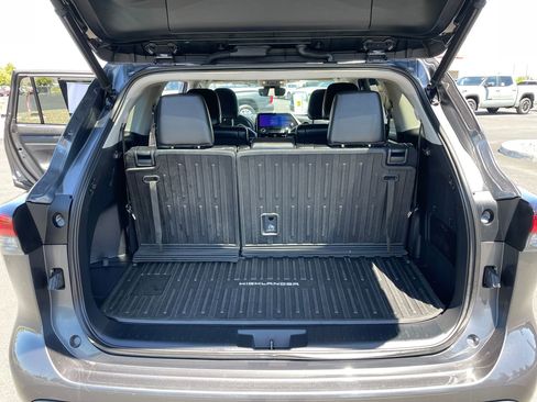 Used 2023 Toyota Highlander XLE AWD/4WD image 15