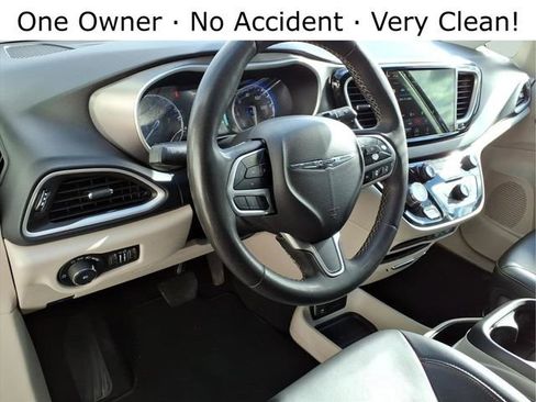 Used 2023 Chrysler Pacifica Touring-L image 14