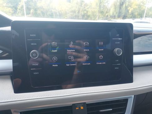 Certified 2025 Volkswagen Taos SE AWD/4WD image 15