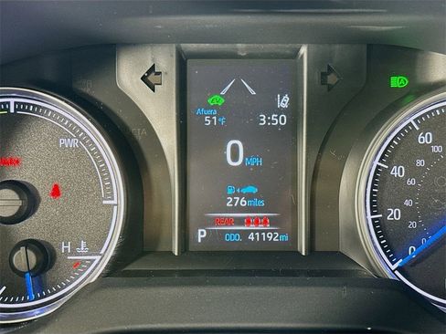 Used 2022 Toyota Venza LE image 12