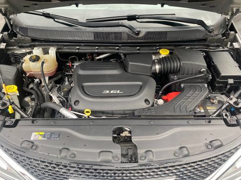 Used 2017 Chrysler Pacifica Touring-L FWD image 60