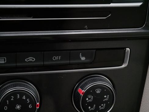 Used 2018 Volkswagen Golf S image 24