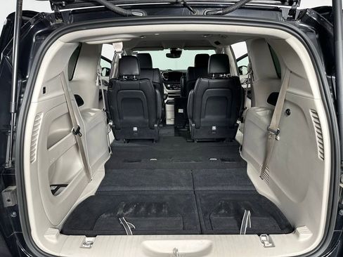 Used 2024 Chrysler Pacifica Touring-L image 20