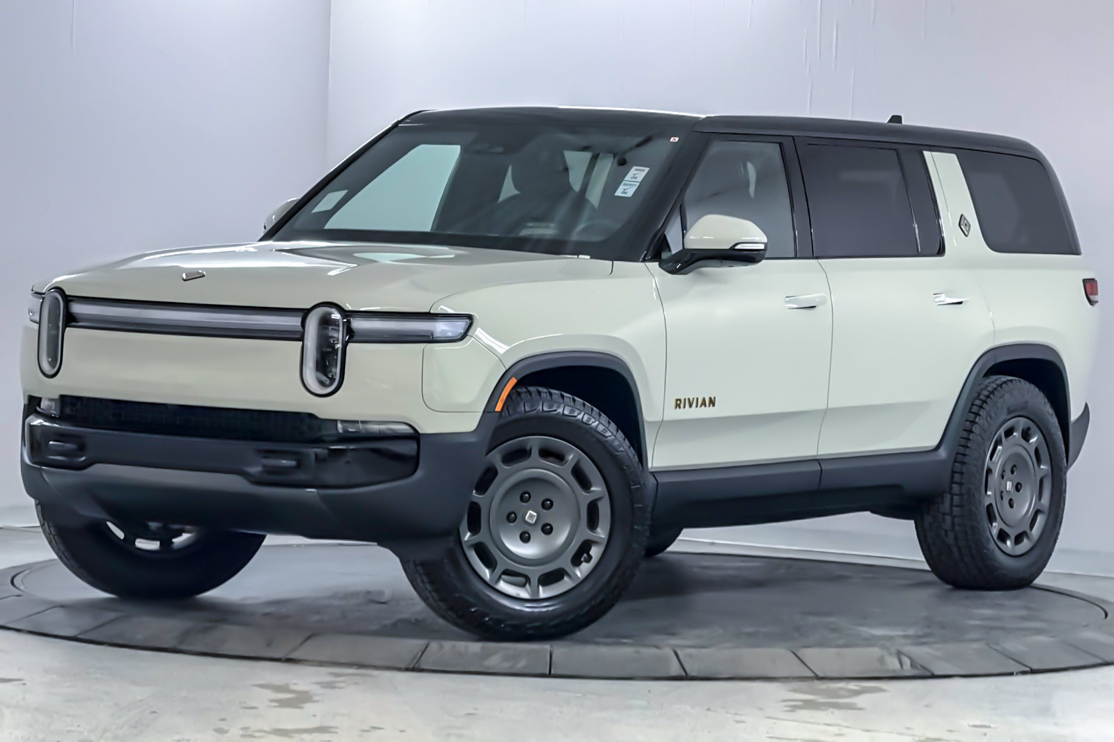 Used 2025 Rivian R1S Adventure Tri AWD/4WD image 1