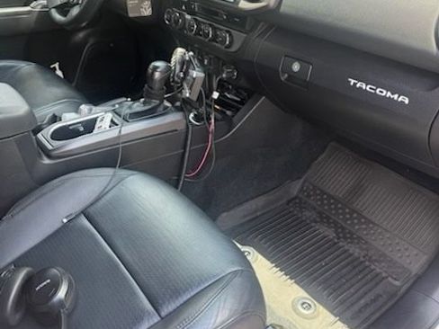 Used 2022 Toyota Tacoma TRD Sport w/ TRD Premium Sport Package AWD/4WD image 3