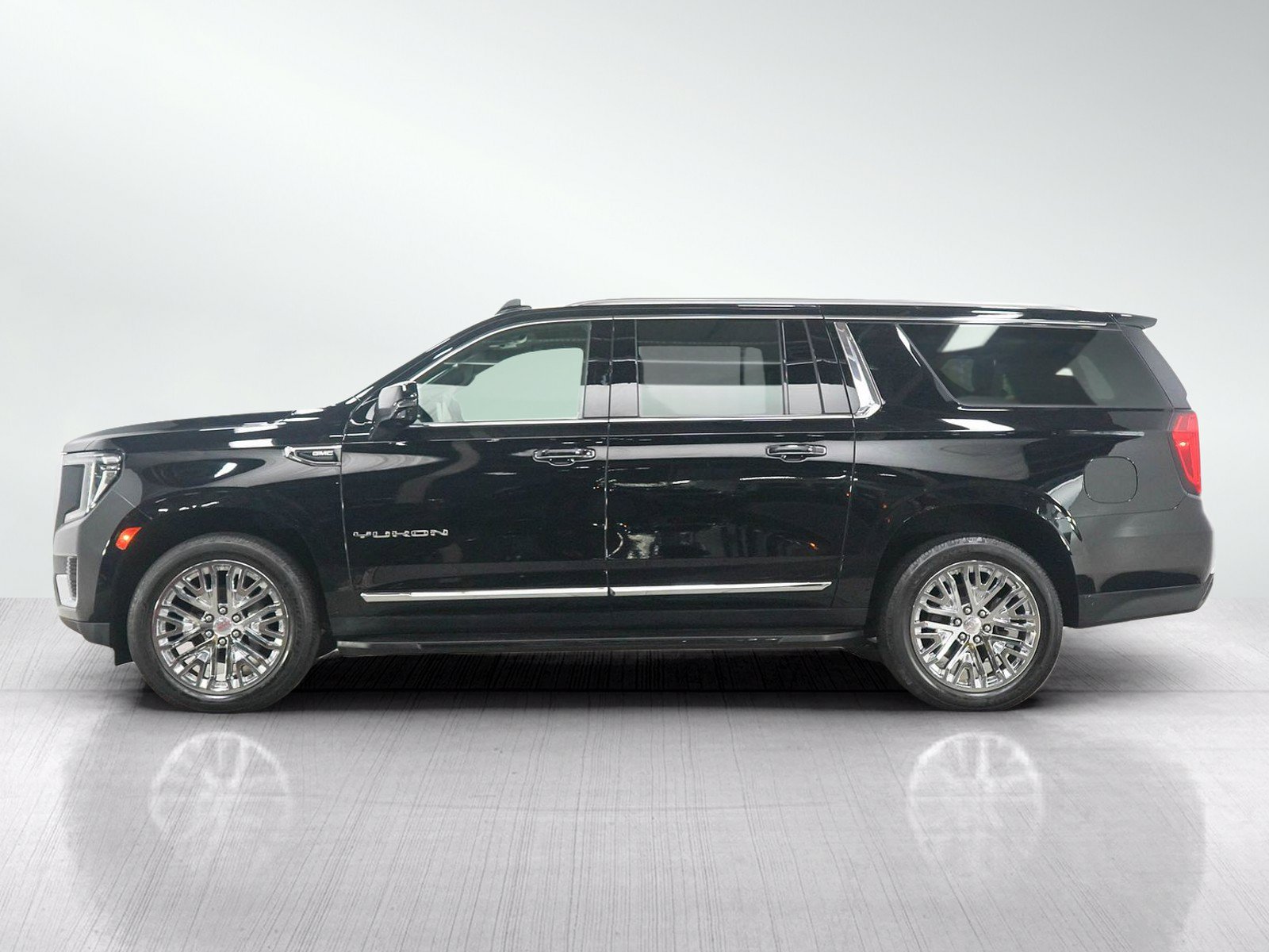 Used 2023 GMC Yukon XL SLT w/ SLT Premium Package AWD/4WD image 2