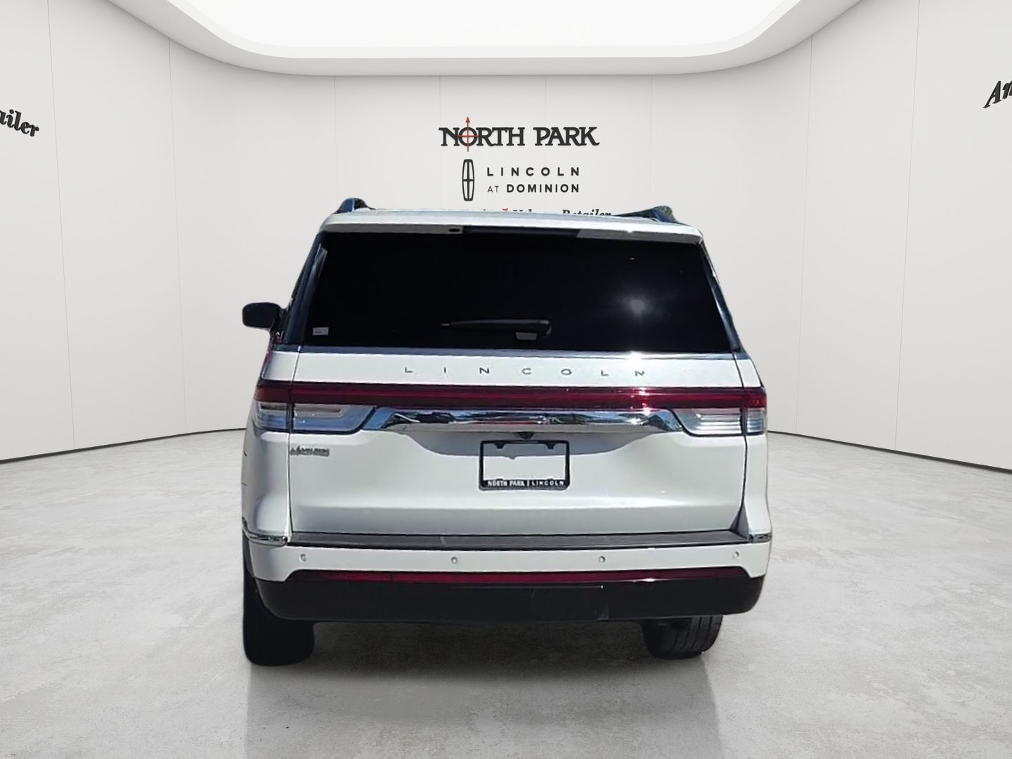 Used 2024 Lincoln Navigator Premiere AWD/4WD image 4