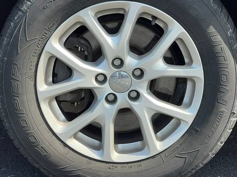 Used 2014 Jeep Cherokee Latitude w/ Comfort/Convenience Group AWD/4WD image 12