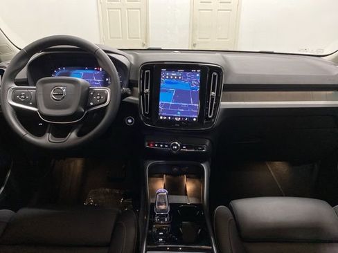 Used 2025 Volvo XC40 B5 Plus image 12