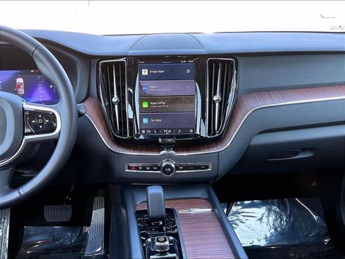 Used 2023 Volvo XC60 T8 Plus image 9