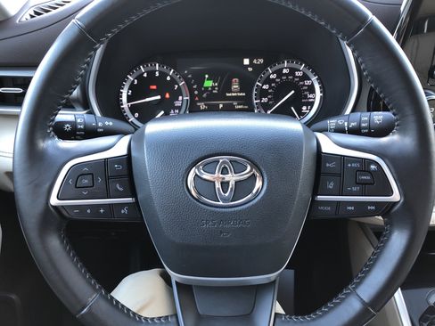 Used 2022 Toyota Highlander XLE image 23