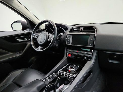 Used 2017 Jaguar F-PACE Premium image 27