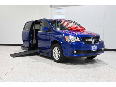 Used 2019 Dodge Grand Caravan SXT w/ Driver Convenience Group image 2
