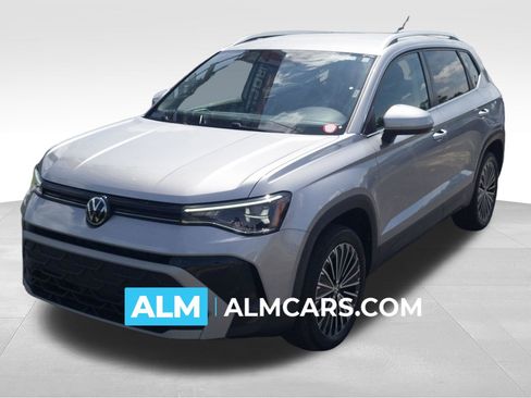 Used 2025 Volkswagen Taos SE FWD image 1
