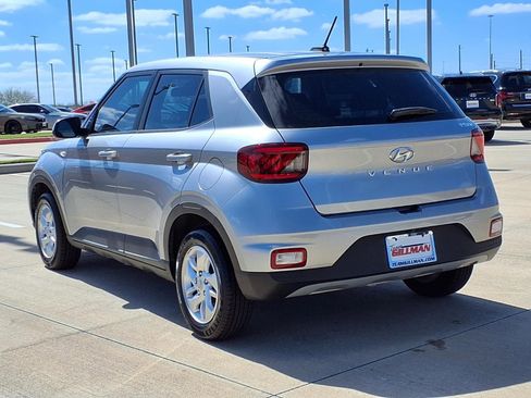 Used 2024 Hyundai Venue SE image 2