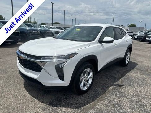 New 2026 Chevrolet Trax LS w/ LS Convenience Package FWD image 7