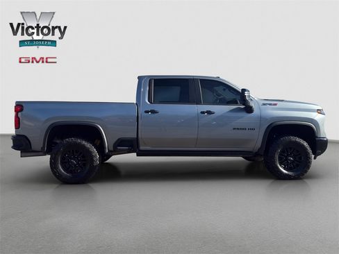 Used 2024 Chevrolet Silverado 2500 ZR2 w/ Technology Package image 16