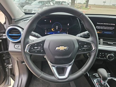 Used 2025 Chevrolet Trax LT w/ LT Convenience Package FWD image 18